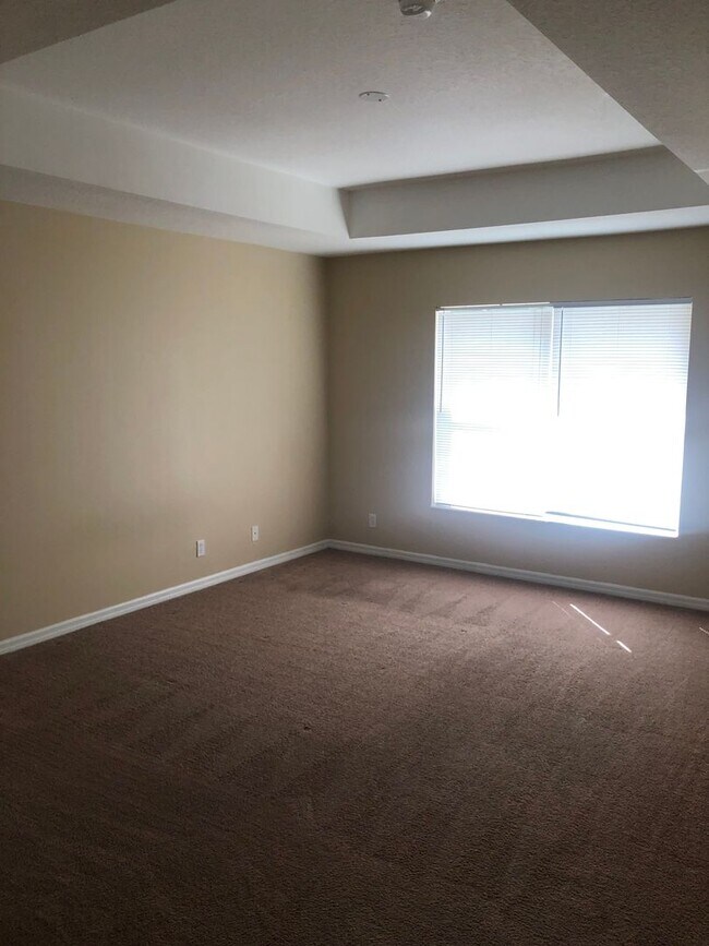 Building Photo - LARGE 3 BDRM 2 BATH HOME AVAILBLE NOW.  AS...