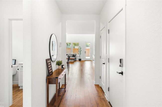 Building Photo - 1828 Walnut Grv Bnd