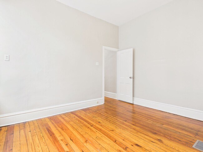 Building Photo - 206 Kelker St