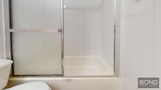 Building Photo - 922 Third Avenue