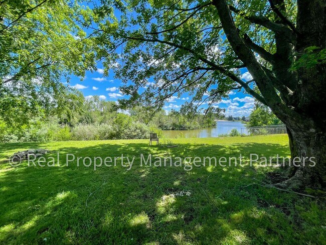 Building Photo - 3920 Camelot Dr SE