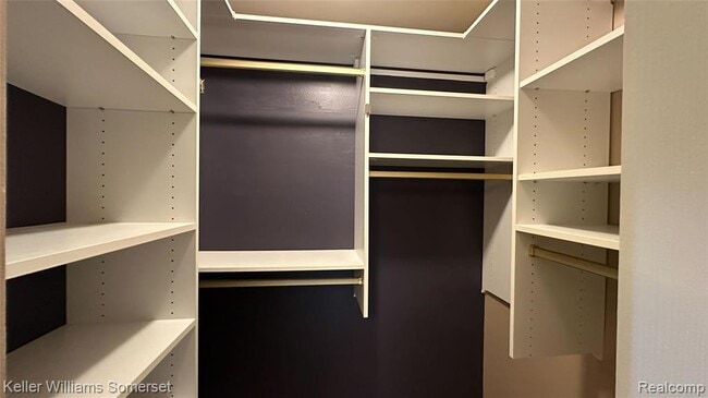 Building Photo - 685 E Fox Hills Dr