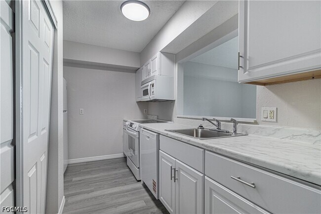 Building Photo - 7410 Lake Breeze Dr