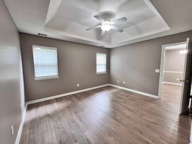 Building Photo - 221 Deer Track Ct