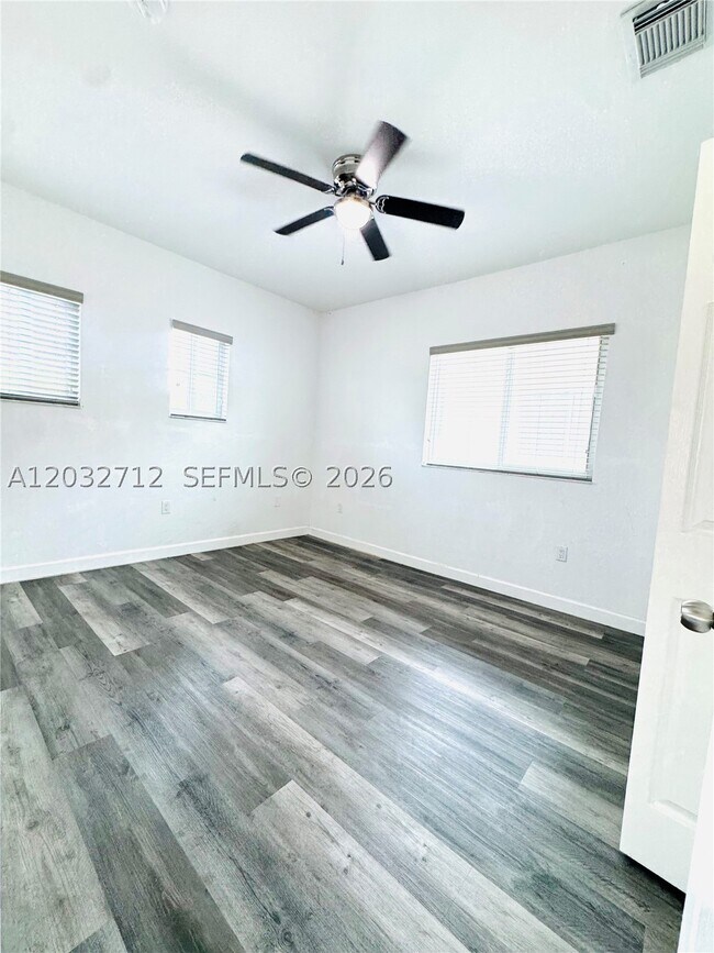 Building Photo - 363 NE 35th Ave