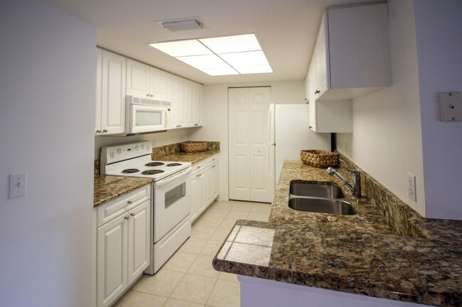 Building Photo - 1200 Crestwood Ct S