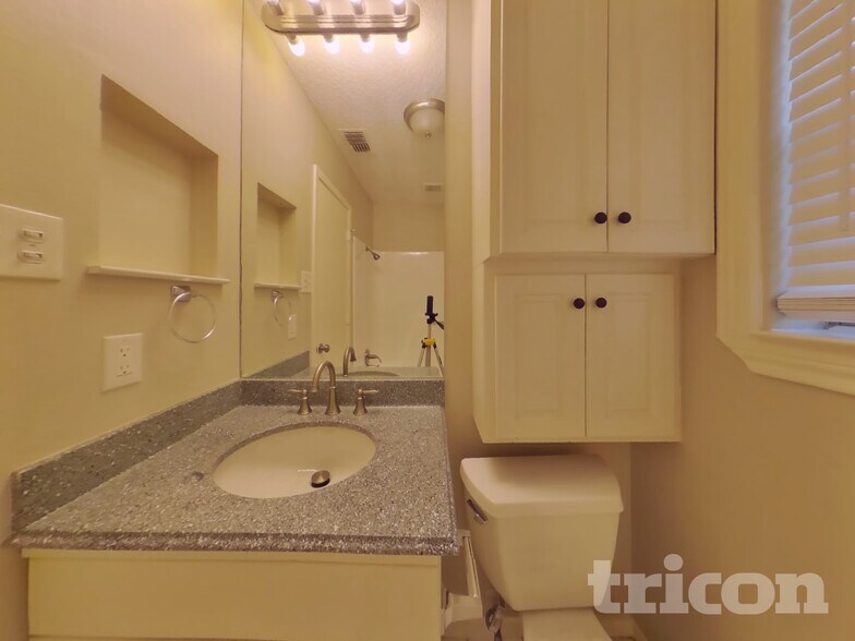 Building Photo - 2710 Jewell Dr