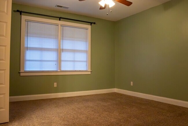 Building Photo - Townhouse right in Black Mountain available March 25th.