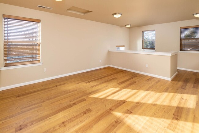 Building Photo - Welcome Home to Comfortable Bend Living