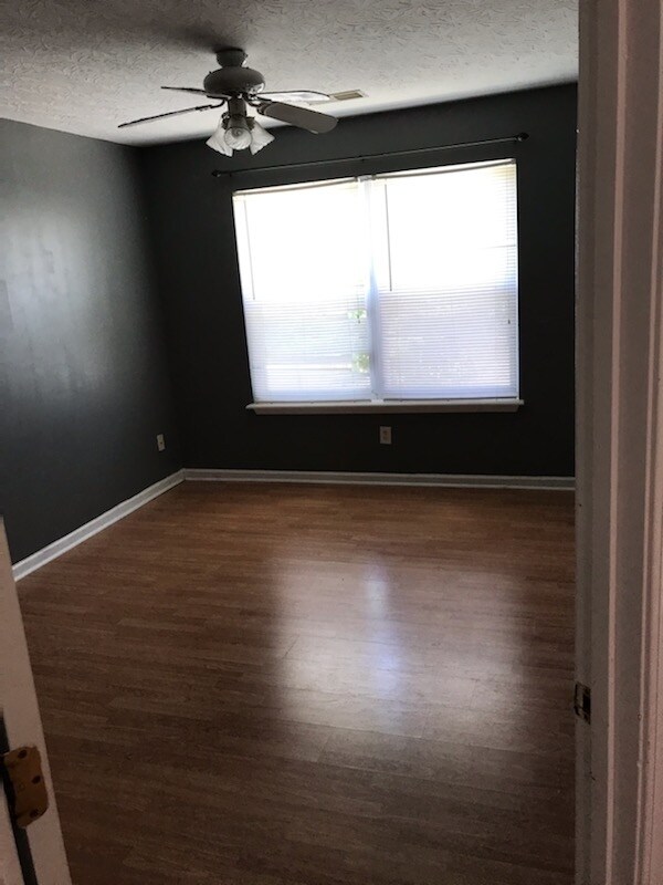 Building Photo - 205 Fox Run Rd