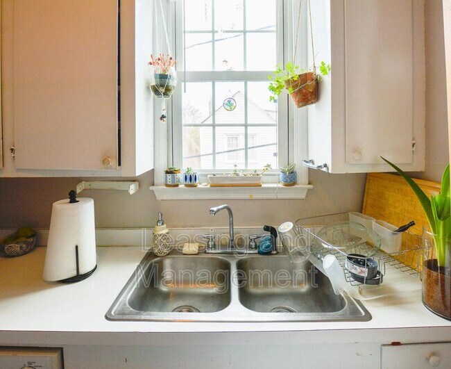 Building Photo - 146 Line St