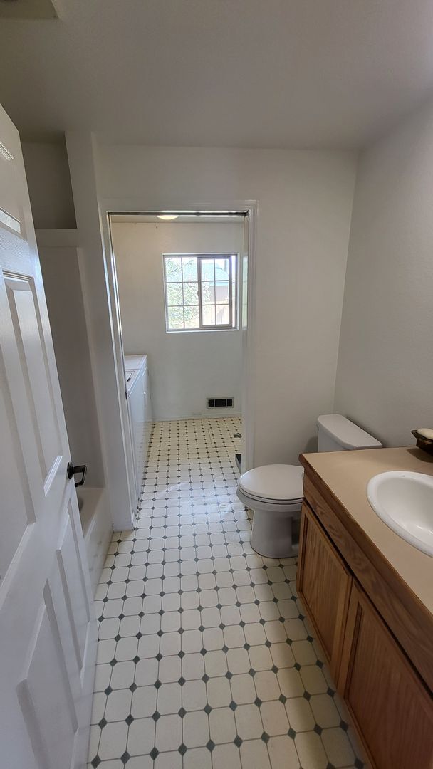 Building Photo - 3 Bed 2 Bath Single level - Horse Property...