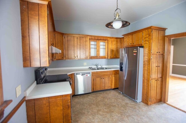Building Photo - 3 bedroom 2.5 bathroom home with a fully fenced yard!