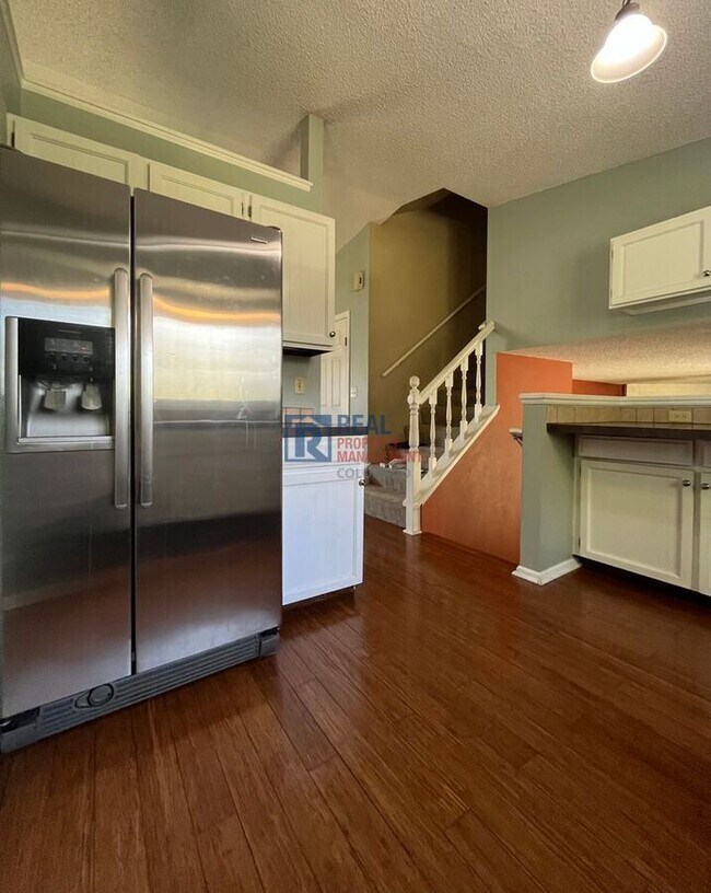 Building Photo - 3207 Camelot Dr