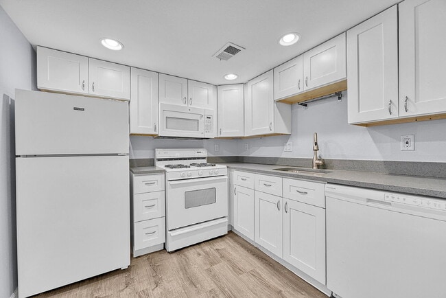 Building Photo - $1,240.95 -  1 bed, 1 bath Condo in Denver.