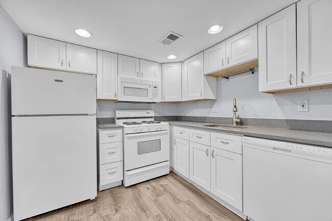 Building Photo - $1,250 1 bed, 1 bath Condo in Denver.