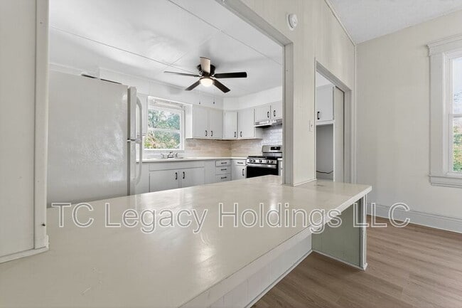 Building Photo - 115 Martin St
