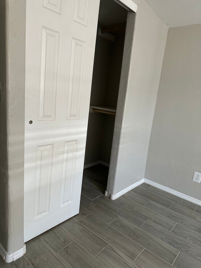 Building Photo - 1317 E Adams St