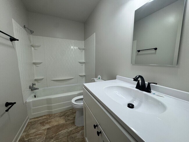 Building Photo - 616 E 11th St