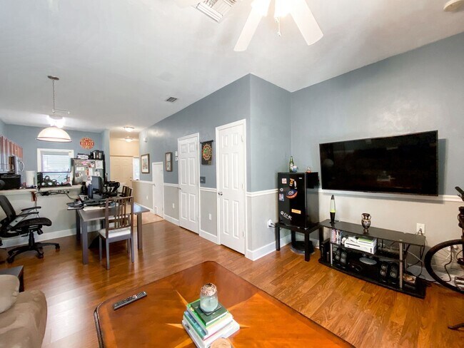 Building Photo - Woods Edge South #114