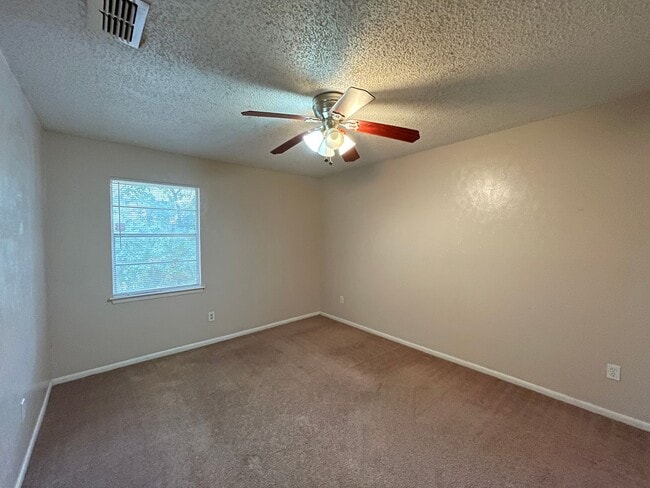 Building Photo - 1404 E Vardeman Ave