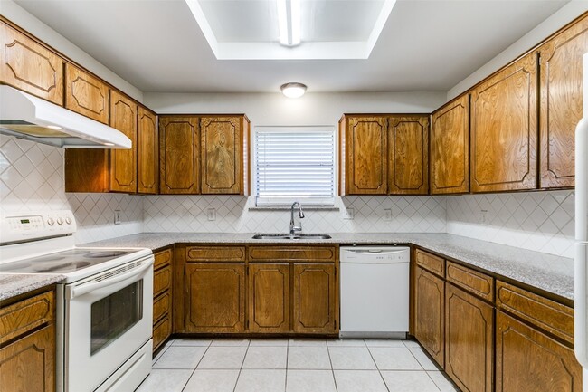 Building Photo - 215 Meadowbrook Ln