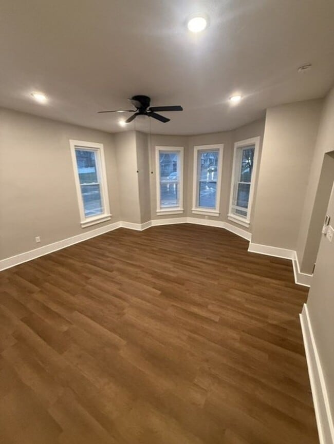 Building Photo - 622 7th St