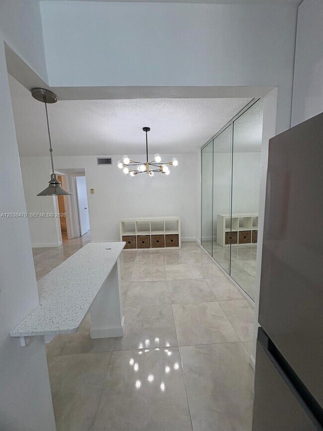 Building Photo - 541 Blue Heron Dr