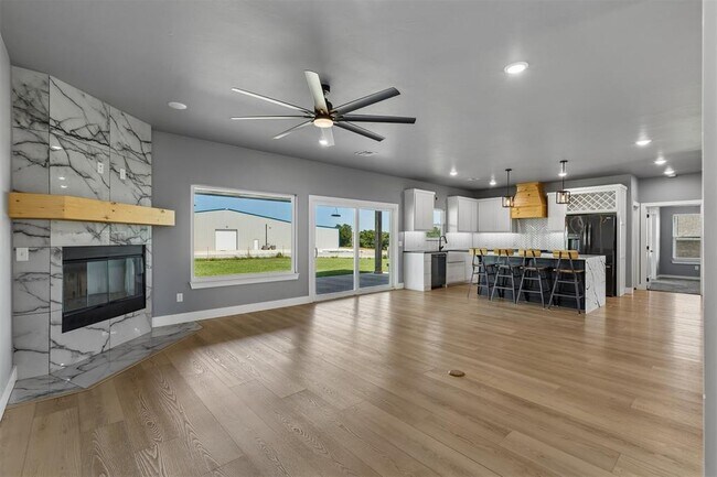 Building Photo - 4930 Meadow Dr