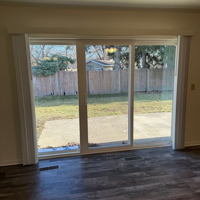 Building Photo - 213-217 N Thompson Rd