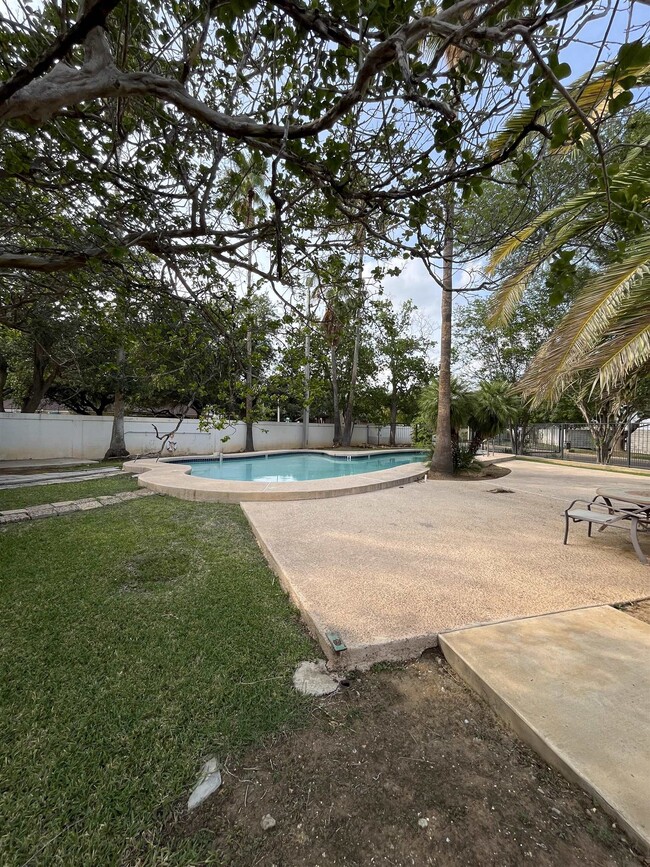 Building Photo - 1800 Country Club Dr