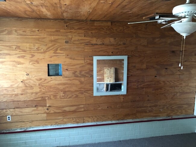 Building Photo - Nice three bedroom with hardwood floors, and Two car garage