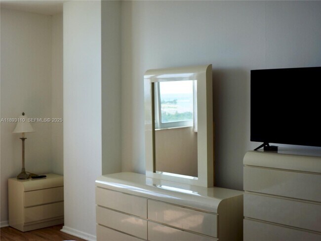 Building Photo - 300 Bayview Dr