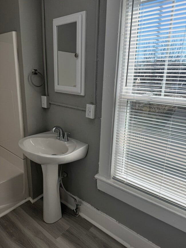 Building Photo - 1020 Sharpe Ave