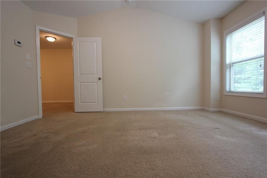 Building Photo - 2132 Greencrest Cir