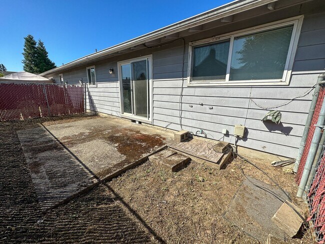 Building Photo - EVERGREEN1574-1594