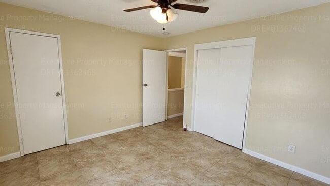 Building Photo - 2 bedroom, 1.5 bathroom townhome located near schools, shopping, restaurants, & Kern Medical Hosp...