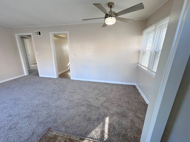 Building Photo - 4 Bed 2 Bath House on East Campus