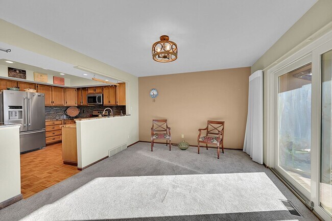 Building Photo - Backs to private lake with mountain views