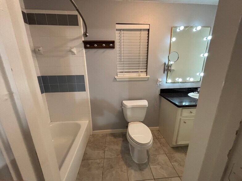 Master bathroom - 1934 July St