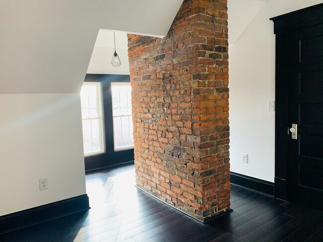 Building Photo - 3 Bedroom 2.5 Bath Just Steps from Franklin Park!!