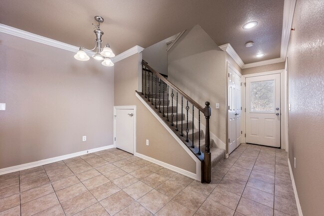 Building Photo - Charming 3BR, 2.5BA Rental Home with Moder...