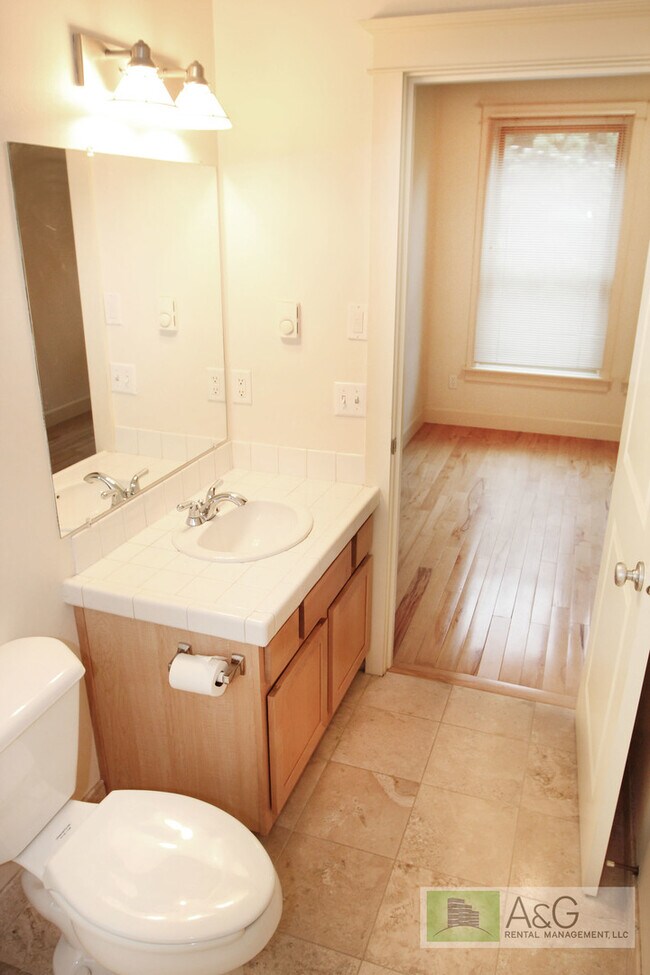 Building Photo - Charming 1-Bedroom Condo with Garage in Prime Goose Hollow Location