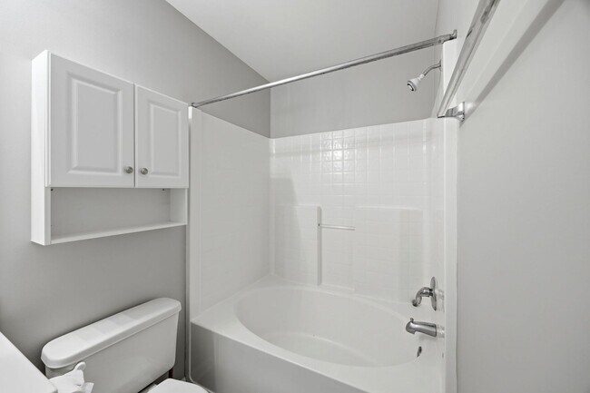 Building Photo - Comfortable 3BR Ranch with 2-Car Garage in Northwoods Pointe