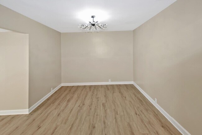 Building Photo - 7021 Stonington Ln