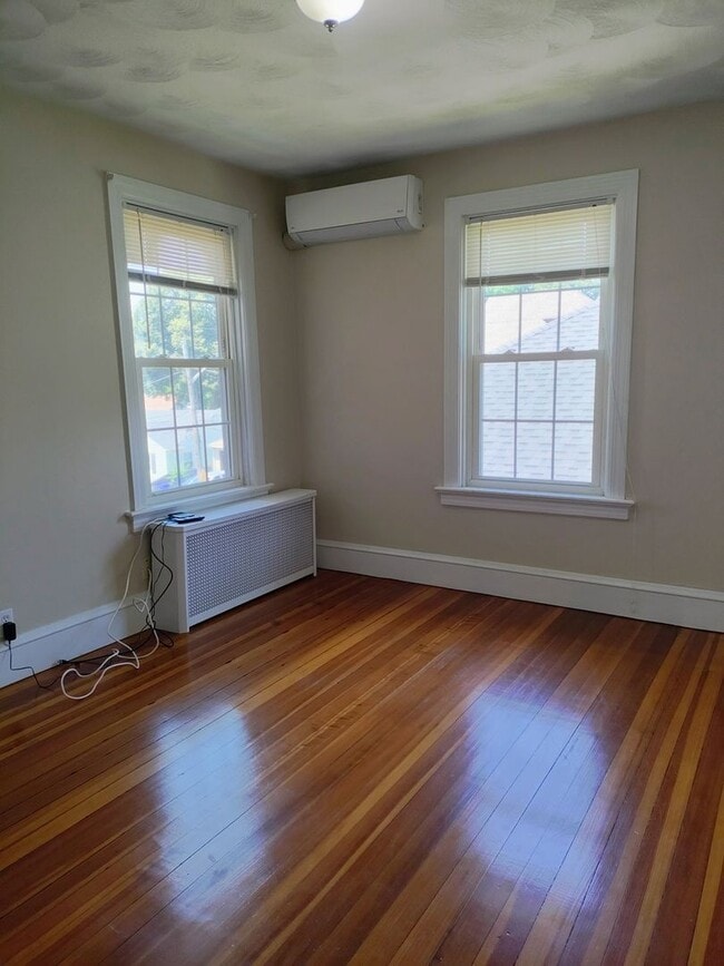 Building Photo - ***Providence/Elmhurst – Two Bed with all ...