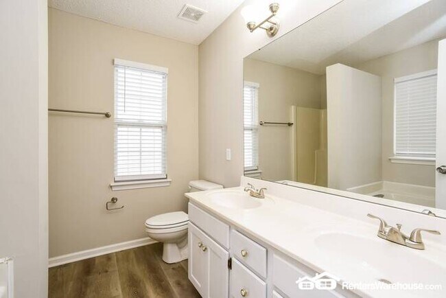 Building Photo - Nice 3 bedroom 2 bath