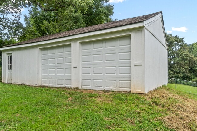 Building Photo - 370 Rossview Rd