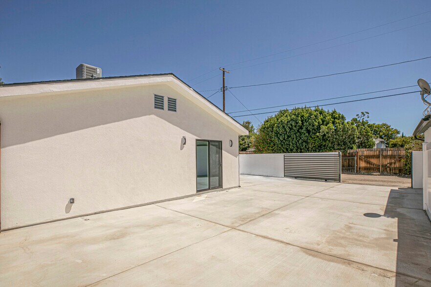 Building Photo - 10422 Woodley Ave