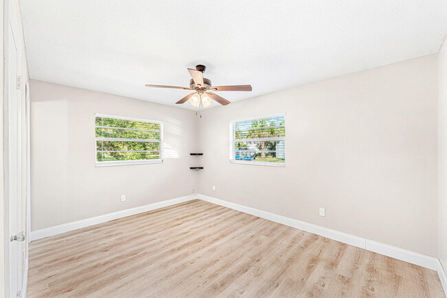 Building Photo - 2160 Fairlane Dr